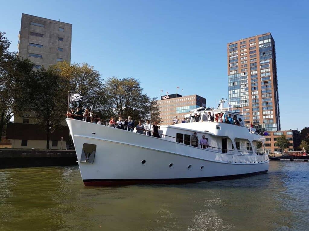 Luxe partyboot varen door de stad met gasten aan boord.