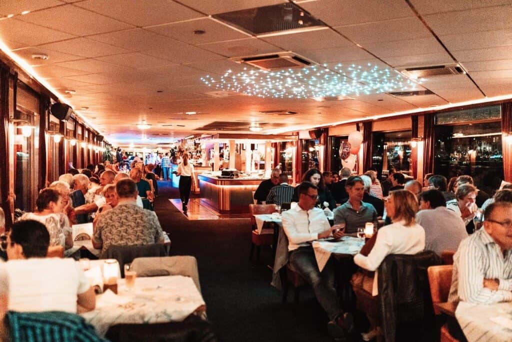 Gezellig restaurant met gasten die genieten van een feestelijke avond.