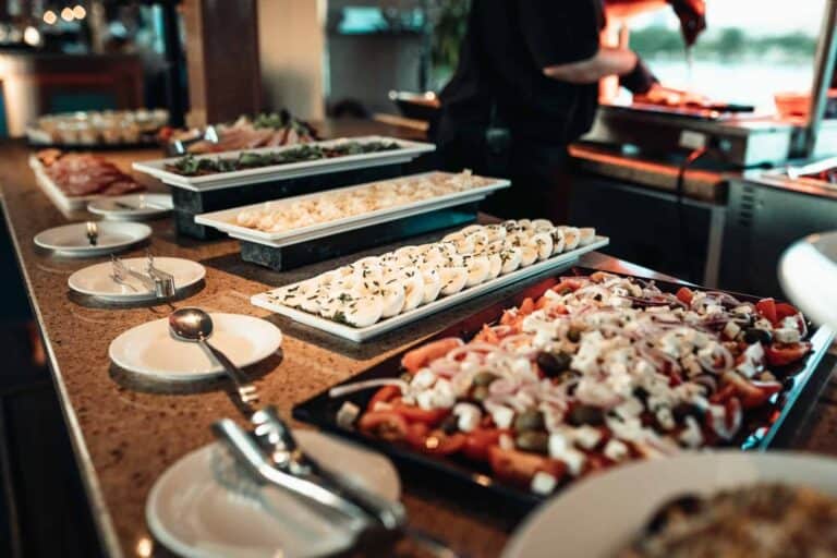 Luxe buffet en hapjes op een partycharter voor speciale gelegenheden.
