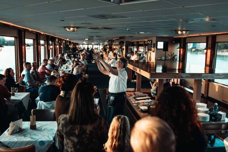 Gezellig partycharter met gasten en entertainment op een boot in Nederland.