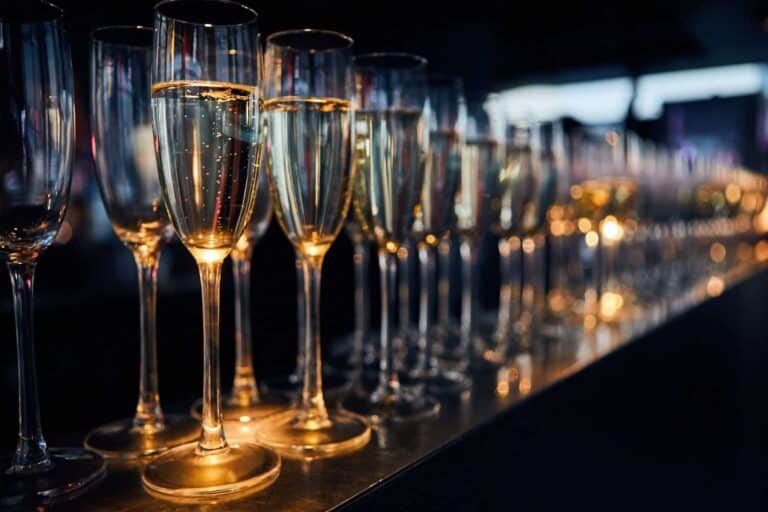 Glazen champagne op een feestboot, klaar voor een feestelijke gelegenheid.