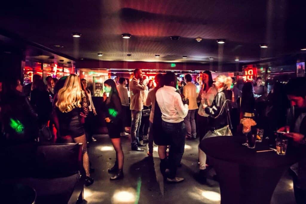 Gezellig feest met dans en muziek op een partycharter in Nederland.