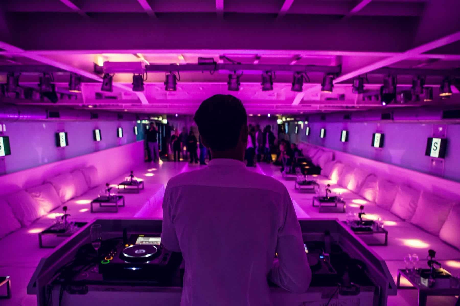 Partycharter met DJ en dansvloer, perfect voor feesten en evenementen op het water.