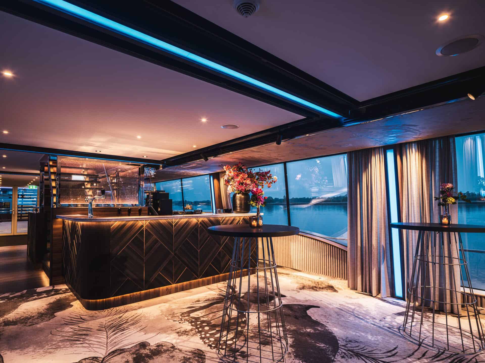 Luxe partycharter met uitzicht op water, moderne inrichting en sfeervolle verlichting.